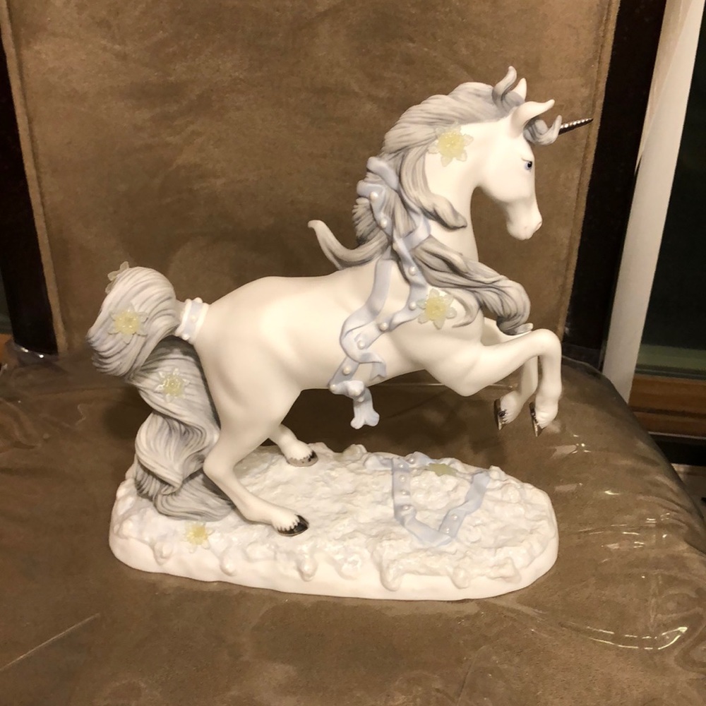 Stunning 🥳Hp🥳Princeton Gallery Yuletide Majesty Unicorn Statue - Picture 4 of 8